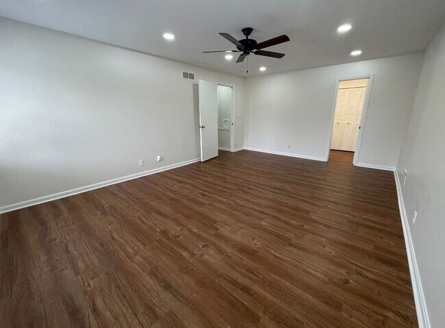 Building Photo - Douglas Hills Colonial