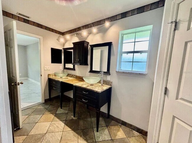 Building Photo - 4-Bedroom / 2-Bathroom Home in Palm Coast