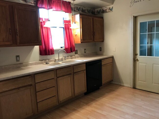 Building Photo - 4 Bedrooms/2 Bath Home with attached Garage