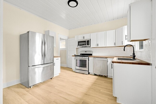 Building Photo - 3 bedroom house in Kendallville! CHRISTMAS...