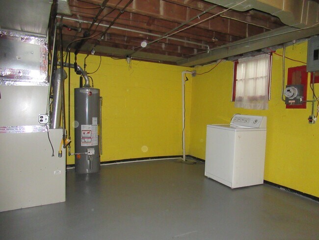 Building Photo - Charming 3 Bedroom/1 Bathroom Townhome with Finished Basement in New Northwood, MD!