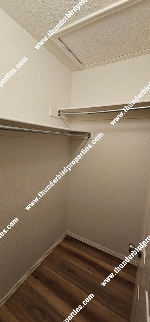 Building Photo - Charming NW 4 Bedroom Home