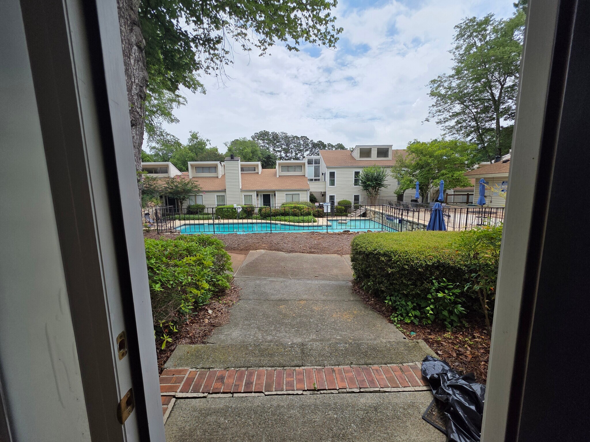 Building Photo - 647 Serramonte Dr