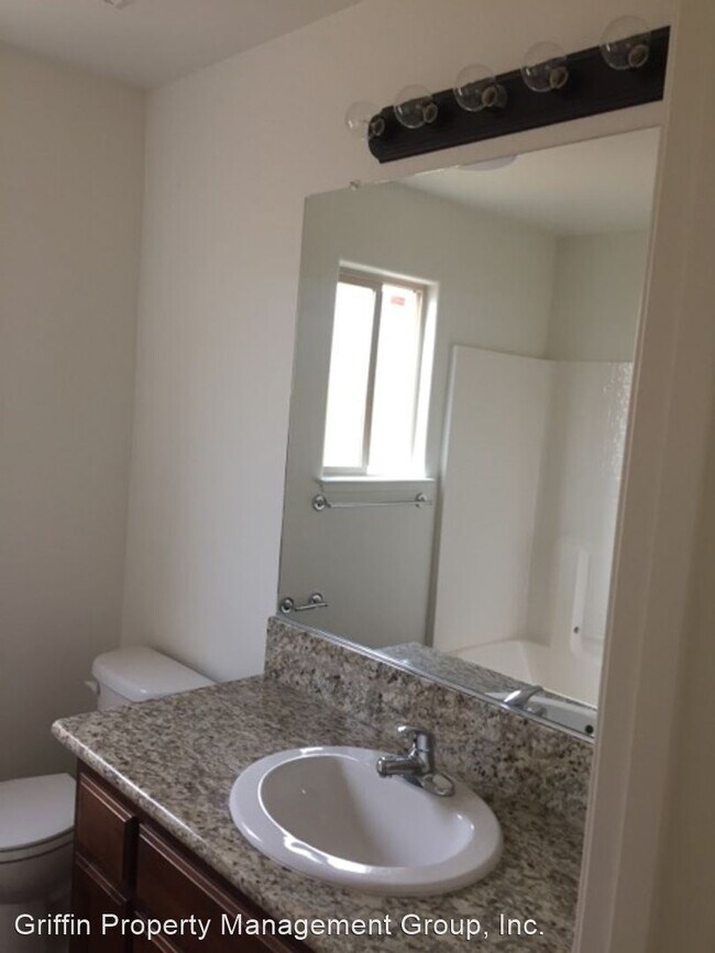 Building Photo - 3 br, 2 bath House - 1010 Vine