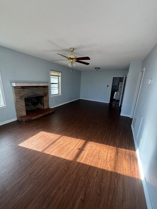 Building Photo - Newly Renovated Home in Florence!!