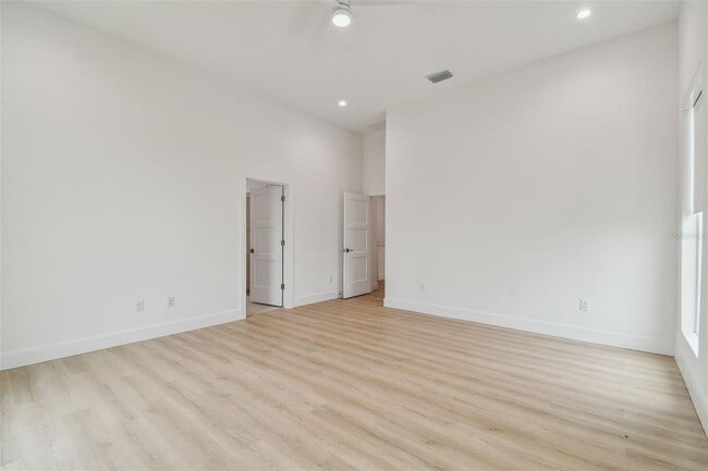 Building Photo - 3826 Pompano Dr SE