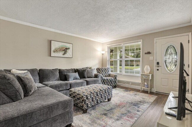 Building Photo - 4 Bedroom, 2 Bath Brick Home in Savannah