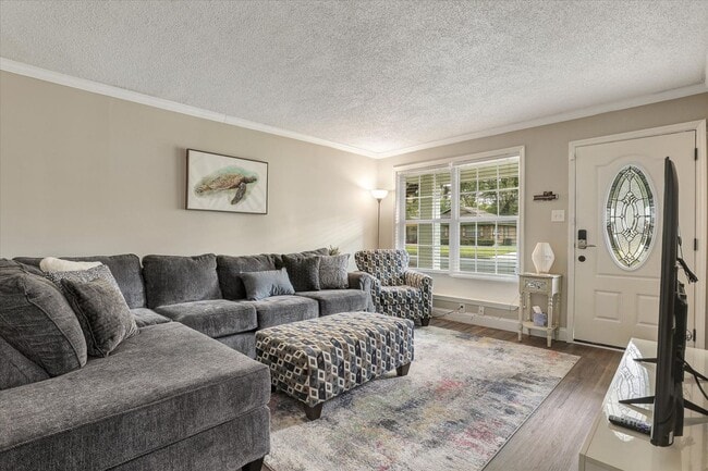 Building Photo - Furnished 4 Bedroom, 2 Bath Brick Home in Savannah