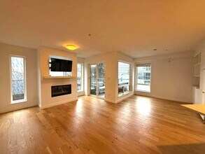 Building Photo - Two Bed Two Bath in Cap Hill (2 Parking Spaces and Storage Included!)