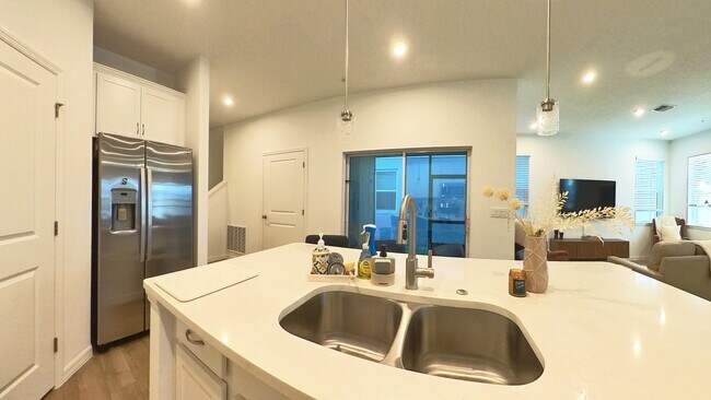 Building Photo - 554 Orient Ave