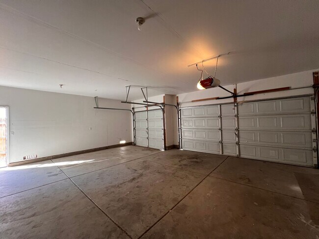 Building Photo - Large 4-bedroom home located in the Countr...