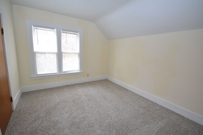 Building Photo - Charming 2 bedroom with beautiful features!