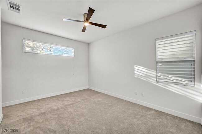 Building Photo - 68 Grey Feather Dr