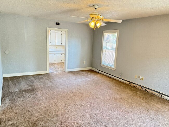 Building Photo - 844 D St