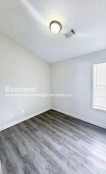 Building Photo - 8646 Thomas Ln