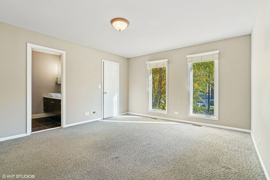 Building Photo - 1340 N La Salle Dr