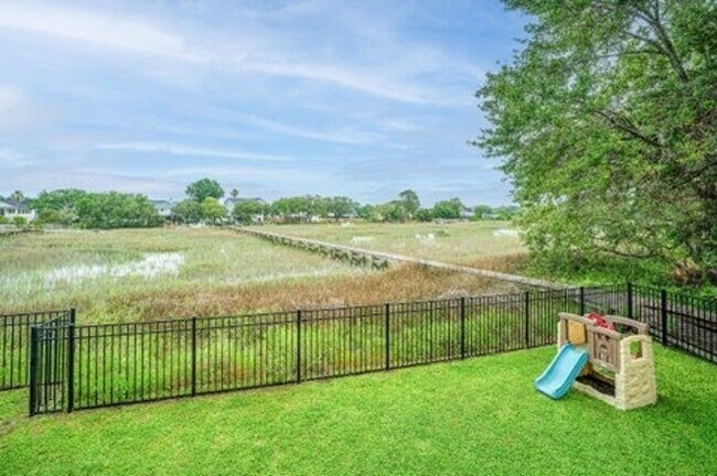 Building Photo - Gorgeous 4 BR/2BA Marshfront Home With Cre...