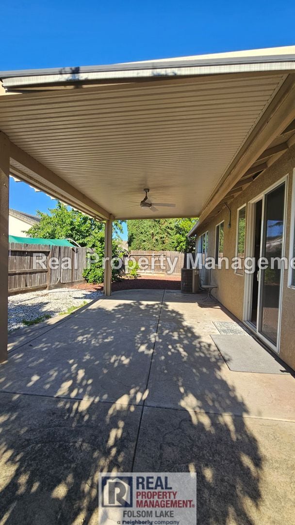 Building Photo - Updated 3 Bed 2 Bath Home on quiet Court
