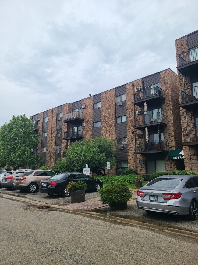 Building Photo - 8936 N Parkside Ave