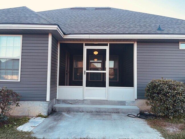 Building Photo - Beautiful 3 Bedroom Home with Screened Porch, Fenced Backyard & Open Floor Plan in Hahira