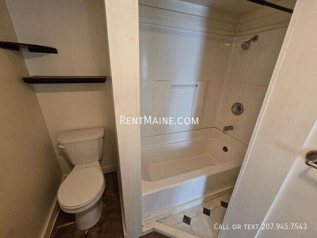 Building Photo - 10 Otis St