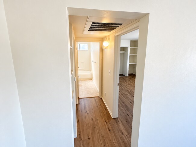 Building Photo - 11441 Oxnard St