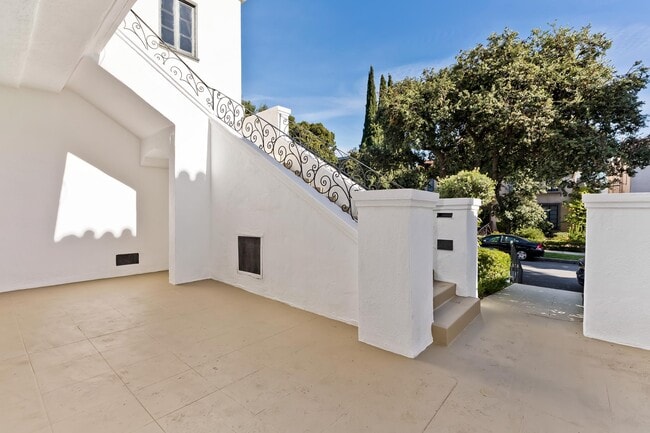 Building Photo - 145-147 N Clark Dr