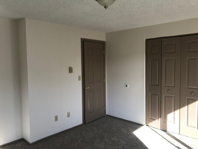 Building Photo - 129 NE Kingwood Dr