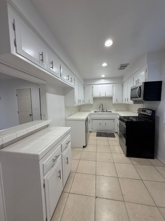 Interior Photo - 13952 Moorpark Ave