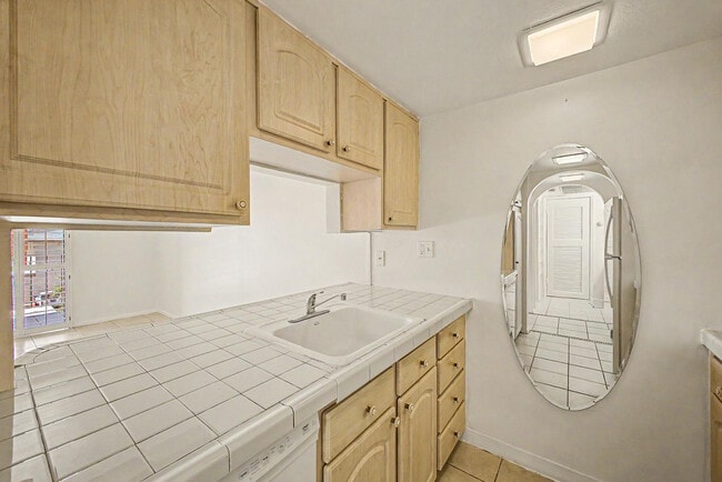 Building Photo - 3033 E Devonshire Ave