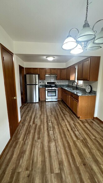 Primary Photo - 7177 W Addison St