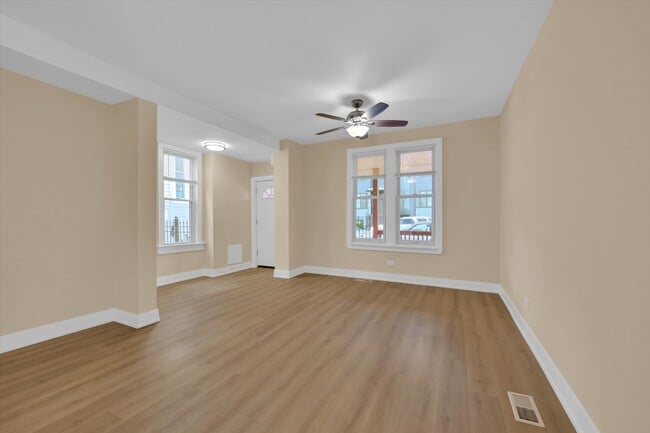 Building Photo - 4170 W Cornelia Ave