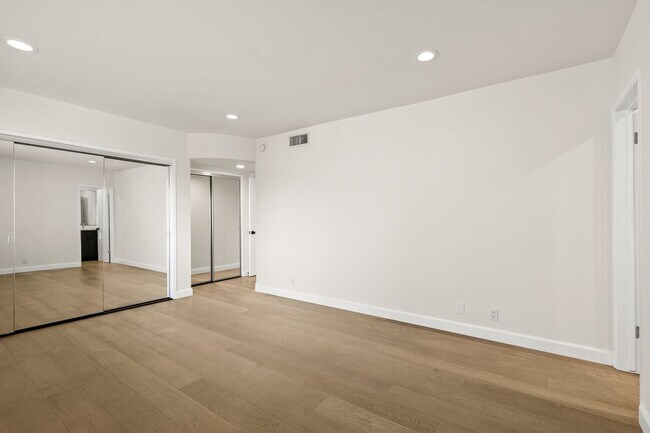 Building Photo - 148 S Oakhurst Dr