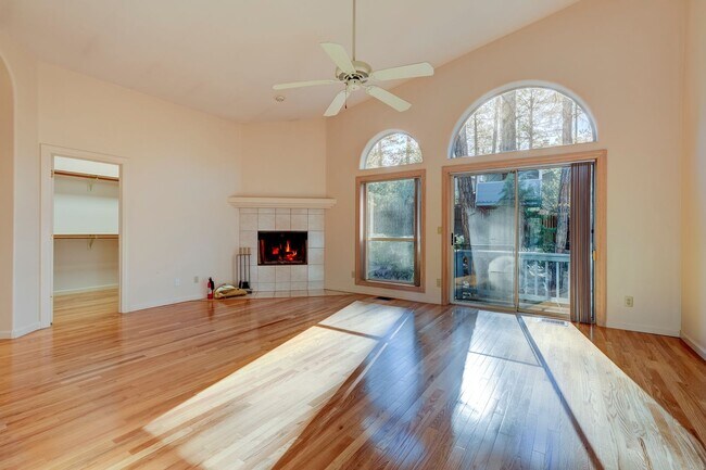 Building Photo - Spacious 3 Bed, 3 Bath Home in Hidden Valley Ranch!