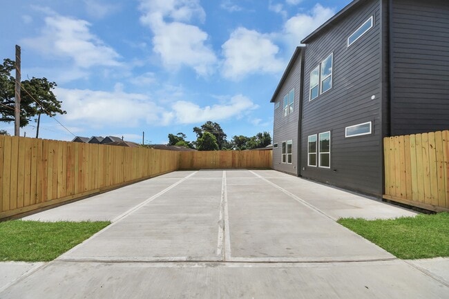 Building Photo - 4607 Gunter St