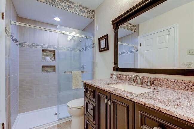 Building Photo - 5828 Oakhurst Dr