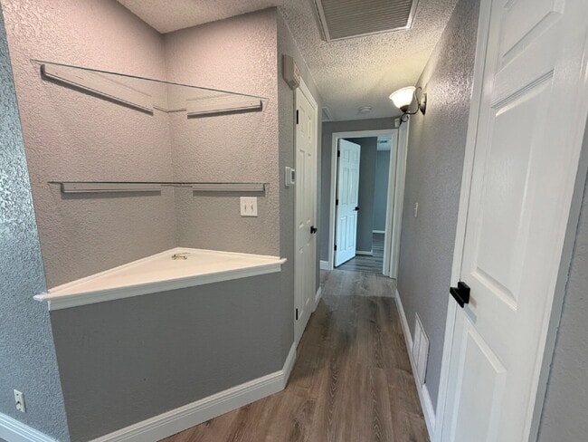 Building Photo - "Spacious 4-Bedroom Retreat with 2 Full Baths in Beautiful Seminole!"