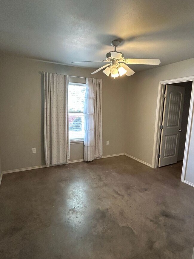 Building Photo - 3211 108th St