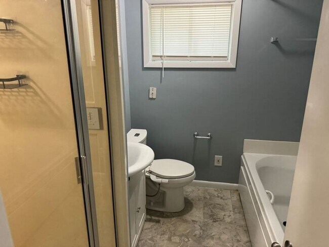 Building Photo - NOW AVAILABLE! RENT READY!!