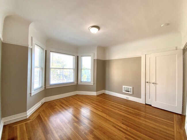 Building Photo - 1BR W/ Bonus Room. In-Unit LAUNDRY! DISHWASHER! PARKING AVAILABLE!