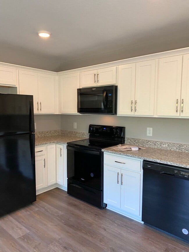 Building Photo - Brand New 2 Story Duplex!!  Close to Downtown with 3 bedrooms and 2 baths.