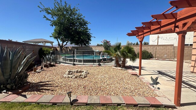 Building Photo - East Palmdale Home