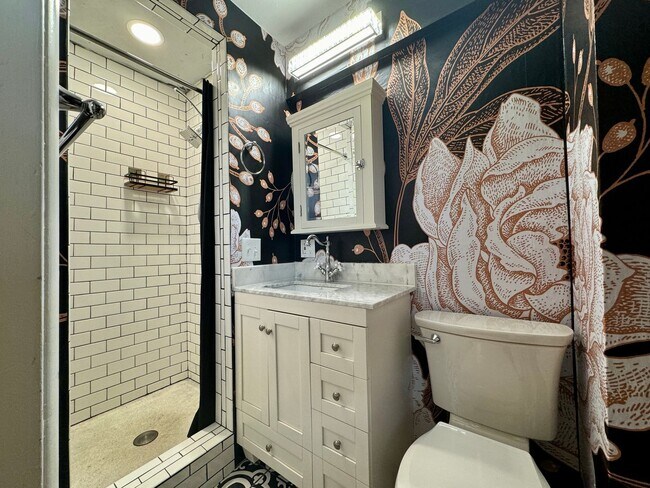 Building Photo - 3 Bedroom 2 Full Bath Plus Office Renovated Victorian Style Family Home Available Mid December!!