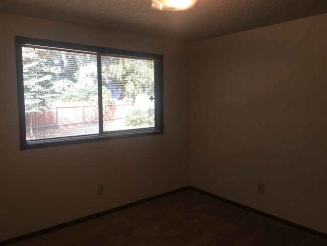 Building Photo - 2 BEDROOM, 1 BATH DUPLEX W/FENCED YARD!