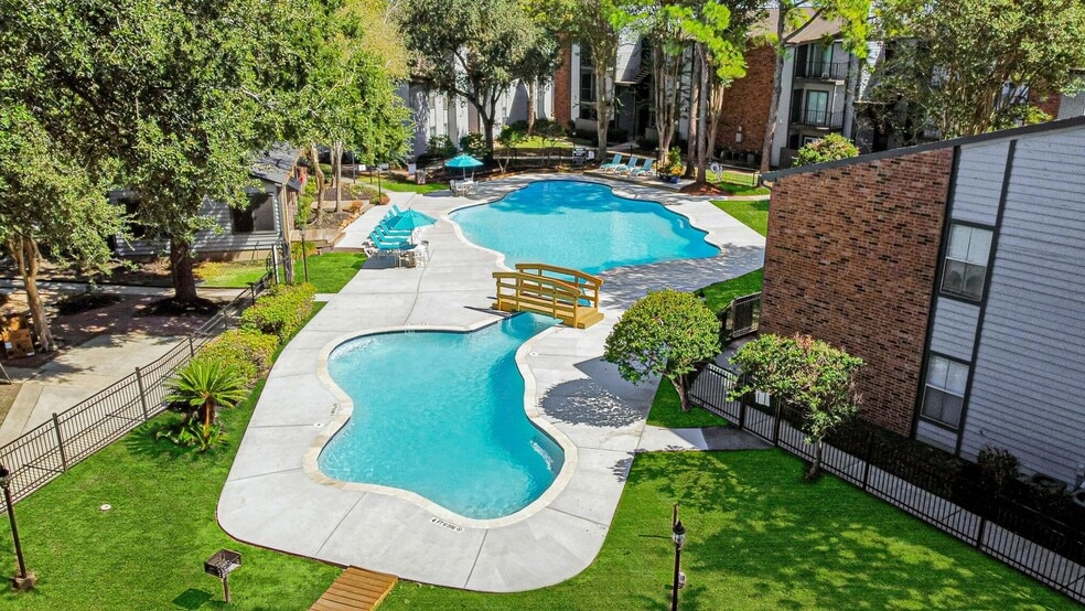 Driscoll Place | Houston, TX | Aerial Image of Swimming Pool with Bridge - Driscoll Place Apartments