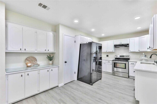 Building Photo - 512 N Morgan Dr
