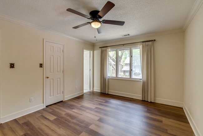 Building Photo - Conveniently located in midtown Savannah