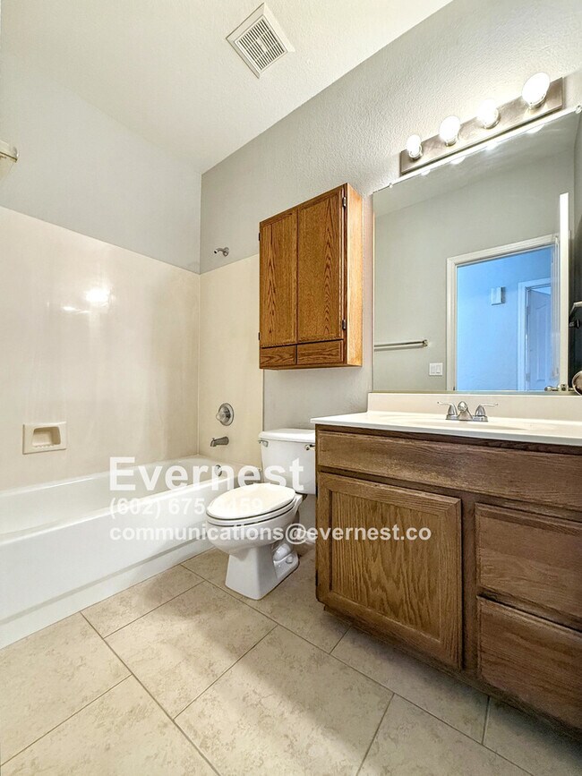 Building Photo - 3-Bedroom Home Near Schools and Everyday E...