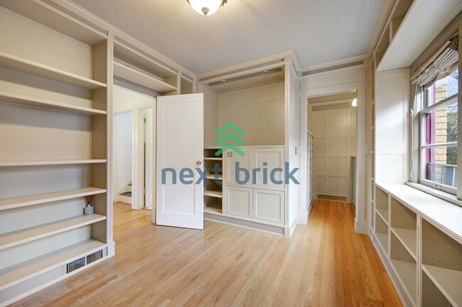 Building Photo - A classic vintage house ready to rent