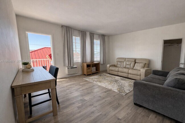 Building Photo - 7421 Carlyle Ave